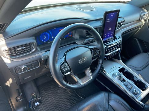 Used 2022 Ford Explorer Platinum w/ Technology Package image 12