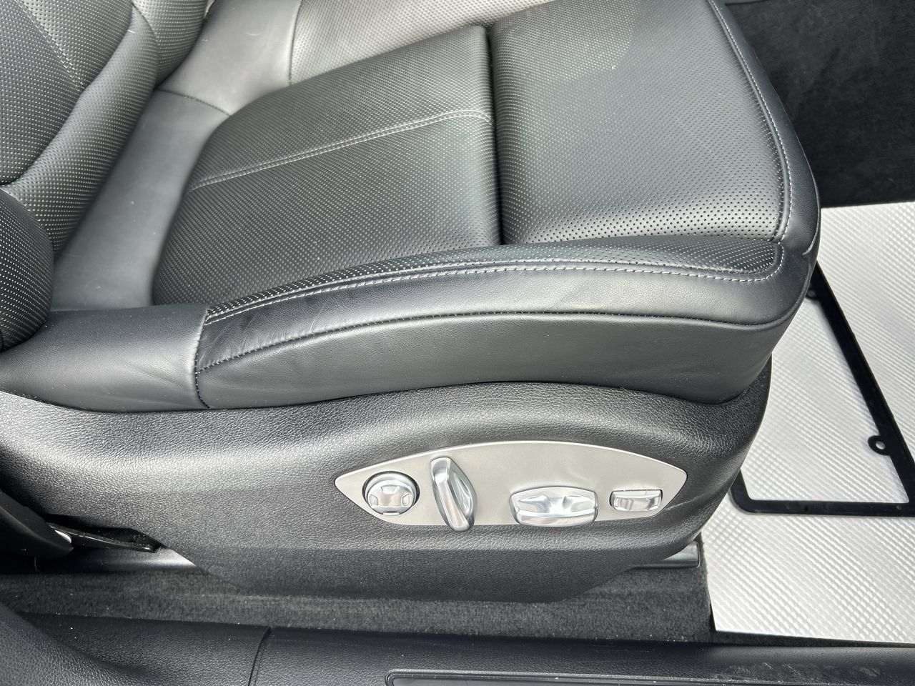 Used 2025 Porsche Macan AWD/4WD image 14