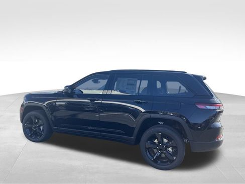 New 2025 Jeep Grand Cherokee Altitude image 7