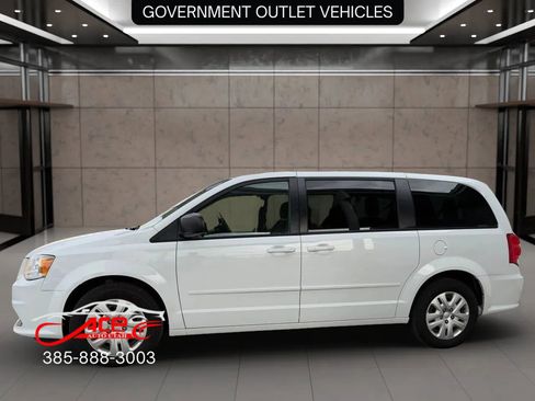 Used 2017 Dodge Grand Caravan SE w/ UConnect Hands-Free Group image 4