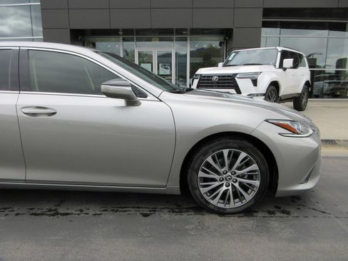 Used 2019 Lexus ES 300h w/ Premium Package FWD image 12