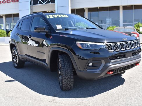 Used 2025 Jeep Compass Trailhawk w/ Trailhawk Elite Group AWD/4WD image 3