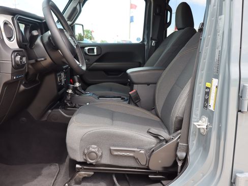Used 2025 Jeep Wrangler Unlimited Sahara w/ Safety Group AWD/4WD image 9