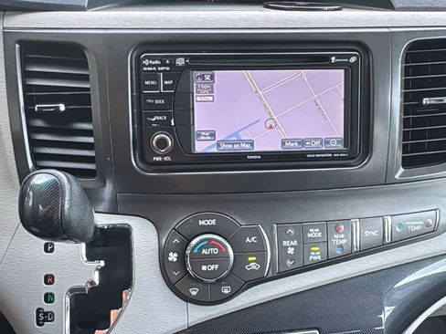 Used 2014 Toyota Sienna SE FWD image 45