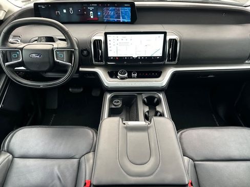 Certified 2025 Ford Expedition Max Platinum image 3