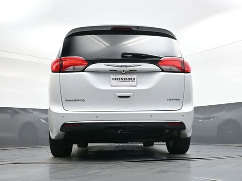 Used 2017 Chrysler Pacifica Limited FWD image 41