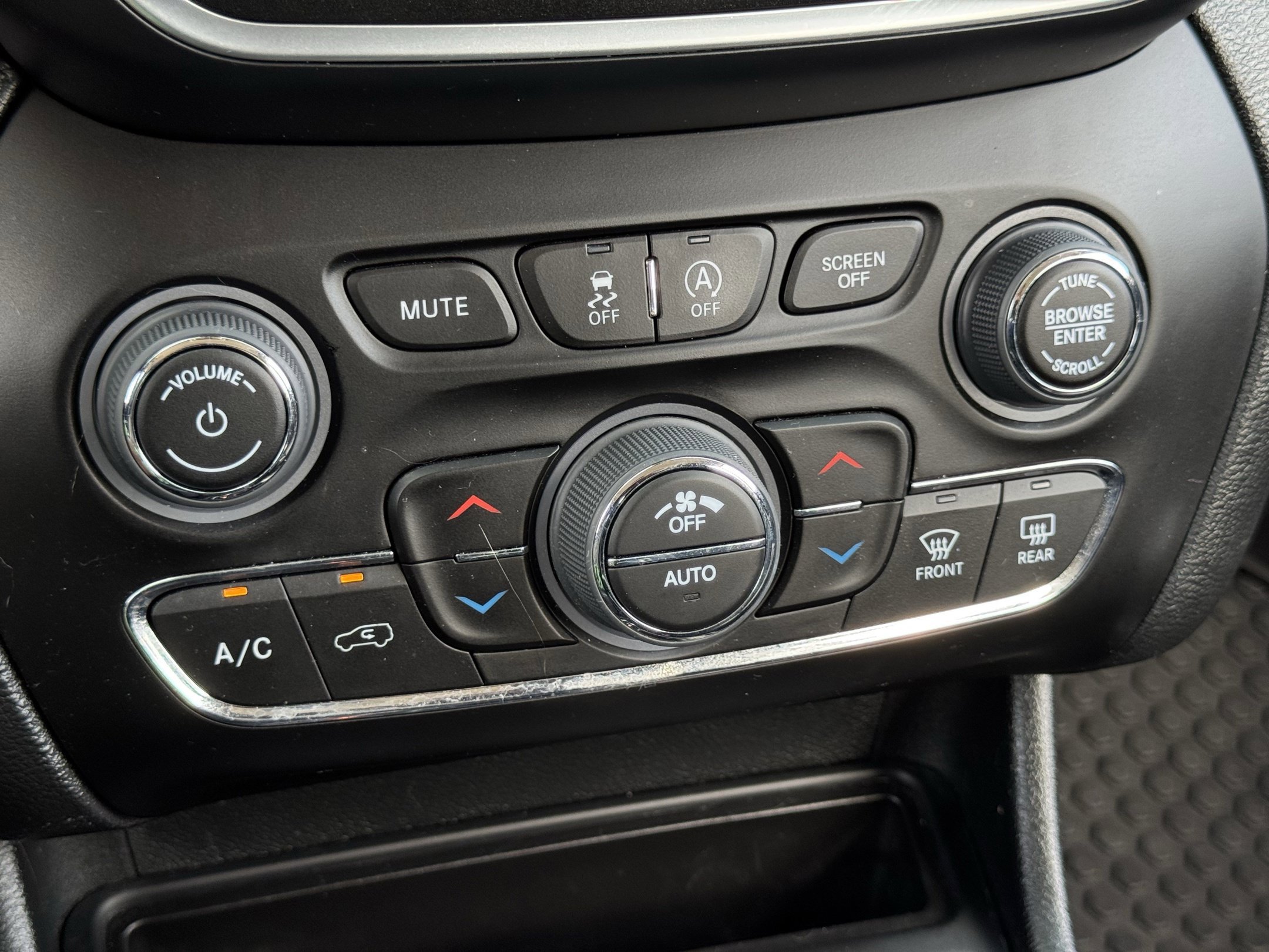 Used 2022 Jeep Cherokee Trailhawk w/ Technology Group B AWD/4WD image 19