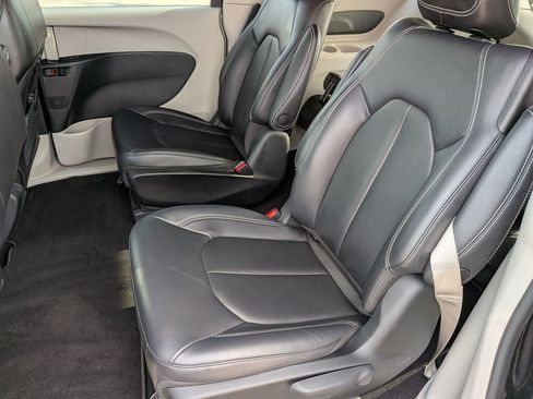 Used 2023 Chrysler Pacifica Touring-L FWD image 23