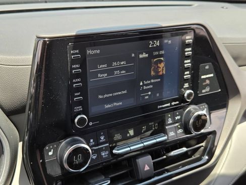 Used 2022 Toyota Highlander XLE FWD image 21