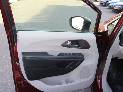 Used 2023 Chrysler Voyager LX image 12