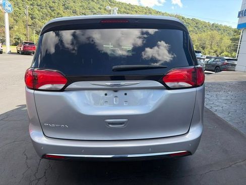 Used 2020 Chrysler Pacifica Touring-L FWD image 5