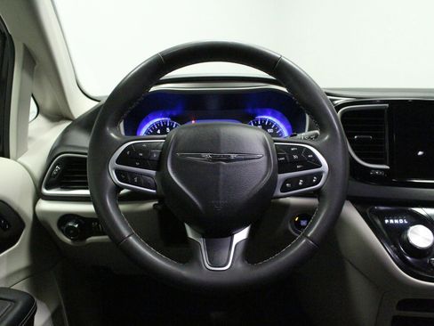 Used 2023 Chrysler Pacifica Touring-L FWD image 24