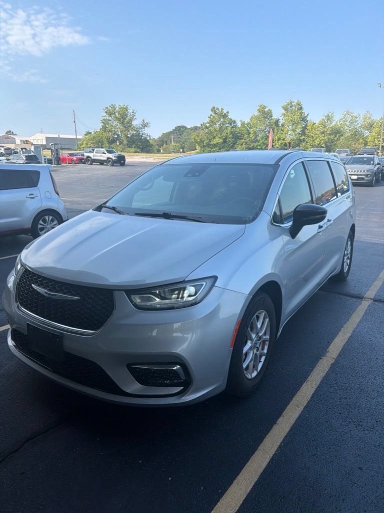 Used 2024 Chrysler Pacifica Touring-L FWD image 1