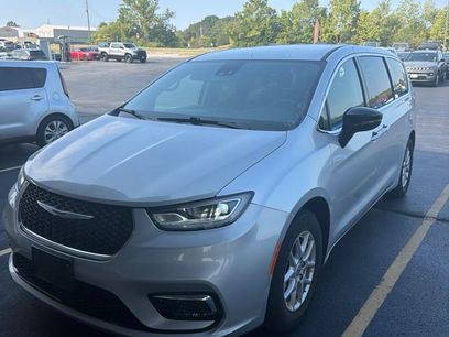 Used 2024 Chrysler Pacifica Touring-L