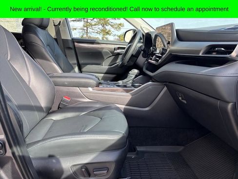 Used 2025 Toyota Highlander Limited image 14