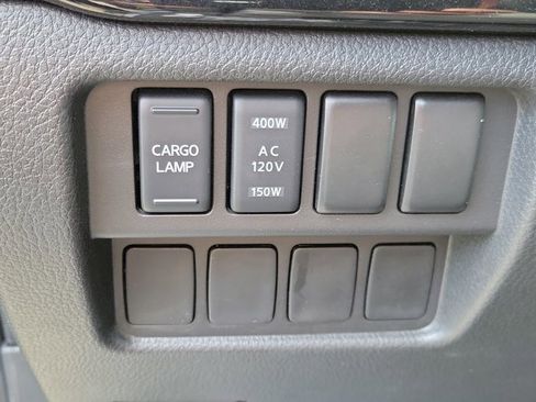 Used 2024 Nissan Titan SV w/ SV Convenience Package image 27