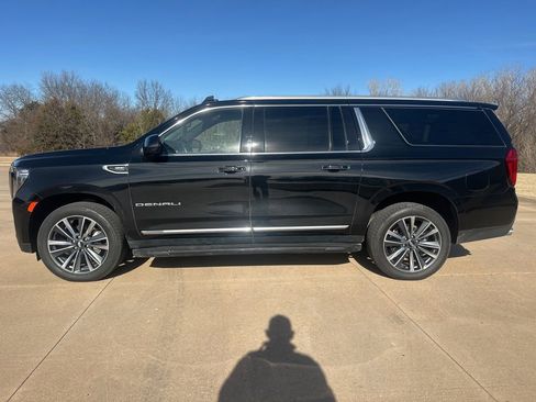 Used 2022 GMC Yukon XL Denali image 2