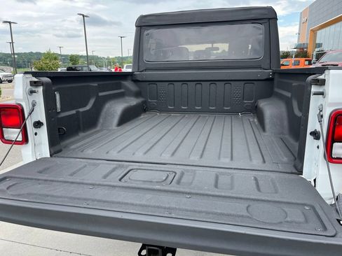 Used 2023 Jeep Gladiator Sport AWD/4WD image 18