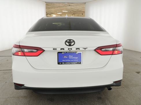 Used 2022 Toyota Camry LE FWD image 4