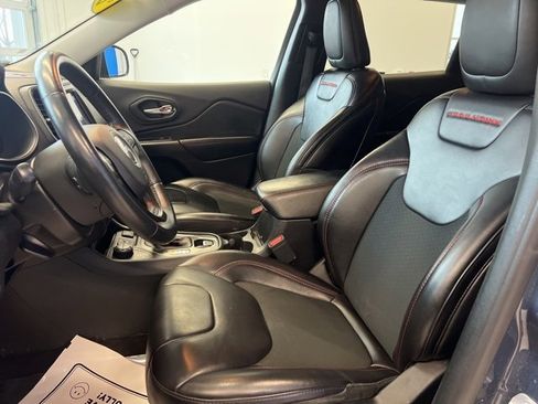 Used 2019 Jeep Cherokee Trailhawk w/ Cold Weather Group image 20