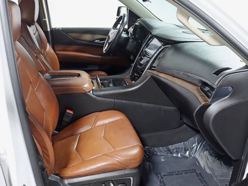 Used 2018 Cadillac Escalade ESV Luxury image 33