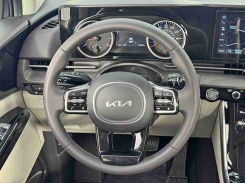 Used 2024 Kia Carnival EX image 28