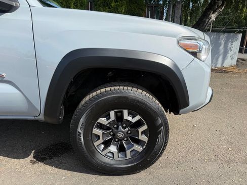 Used 2019 Toyota Tacoma TRD Off-Road w/ Technology Package AWD/4WD image 12