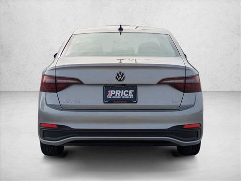 Used 2024 Volkswagen Jetta SE image 6