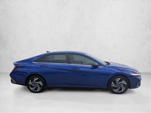 Used 2025 Hyundai Elantra SEL FWD image 4