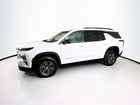 Used 2025 Chevrolet Traverse LT image 4