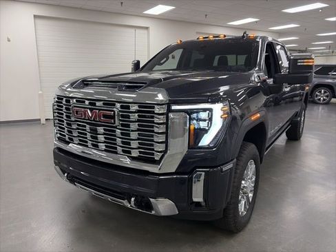 Used 2026 GMC Sierra 2500 Denali w/ Technology Package AWD/4WD image 3