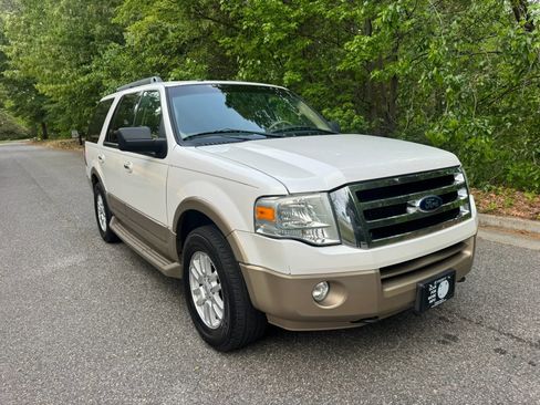 Used 2014 Ford Expedition XLT w/ Equipment Group 202A AWD/4WD image 2