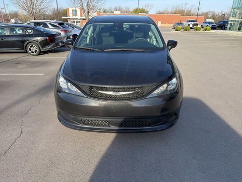 Used 2023 Chrysler Voyager LX image 4