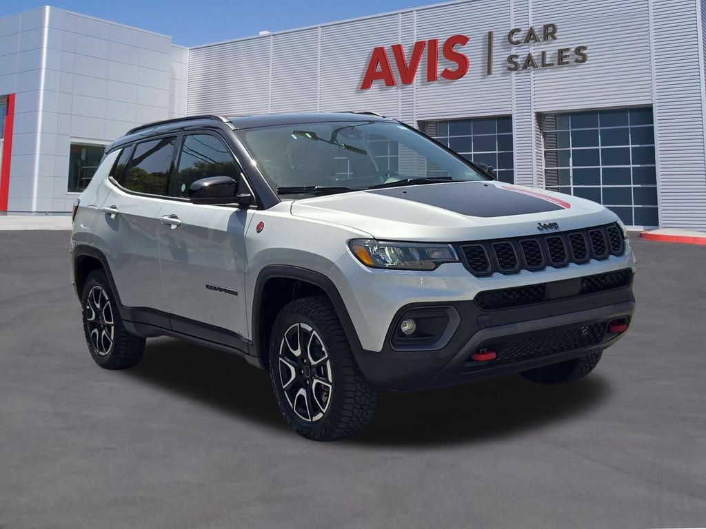 Used 2025 Jeep Compass Trailhawk AWD/4WD image 3