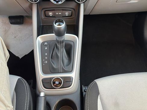 Used 2025 Hyundai Venue SEL image 23