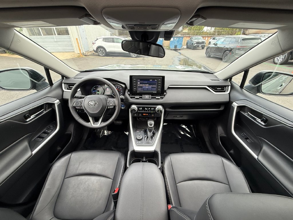 Used 2022 Toyota RAV4 XLE Premium AWD/4WD image 21
