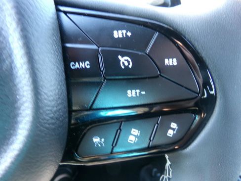 Used 2023 Chrysler Pacifica Touring FWD image 16