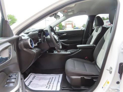 Used 2024 Chevrolet Trax LS w/ LS Convenience Package FWD image 17