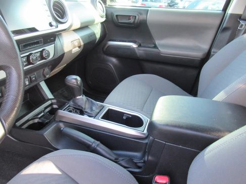 Used 2022 Toyota Tacoma SR5 w/ Technology Package RWD image 17