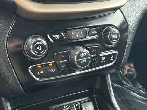 Used 2017 Jeep Cherokee Limited w/ Luxury Group FWD image 25