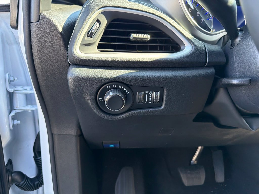 New 2027 Chrysler Pacifica Select FWD image 16