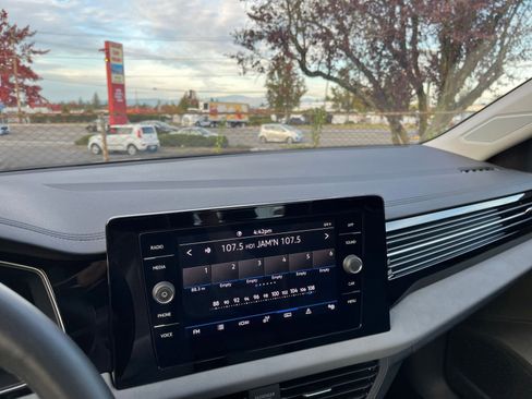 Used 2025 Volkswagen Jetta SE image 18