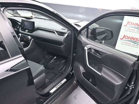 Used 2021 Toyota RAV4 LE image 19