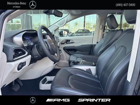 Used 2024 Chrysler Pacifica Touring-L FWD image 9