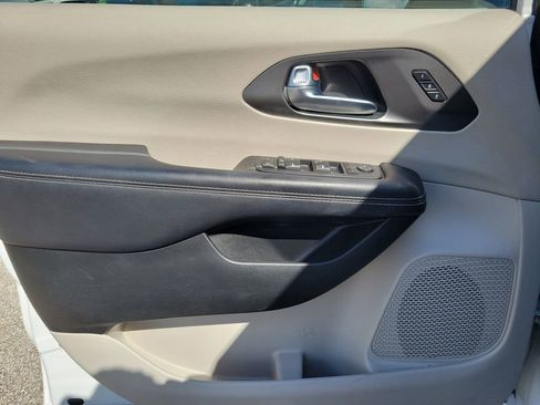 Used 2023 Chrysler Pacifica Touring-L FWD image 26