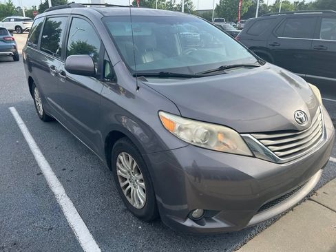 Used 2012 Toyota Sienna XLE FWD image 2