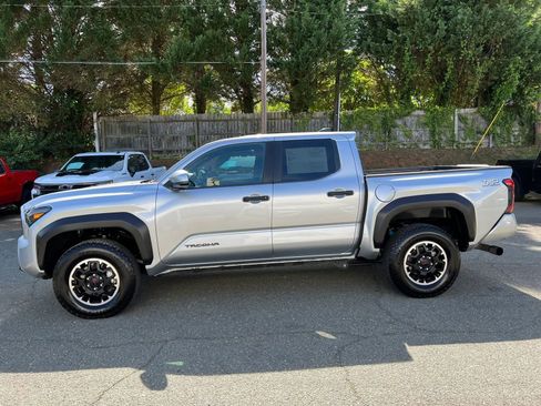 Used 2025 Toyota Tacoma TRD Off-Road AWD/4WD image 6