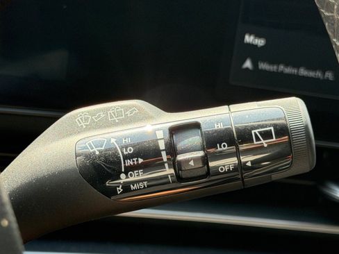 Used 2025 Kia Carnival FWD image 31