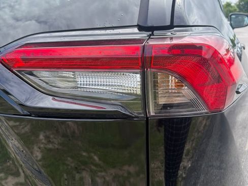 Used 2021 Toyota RAV4 LE FWD image 11
