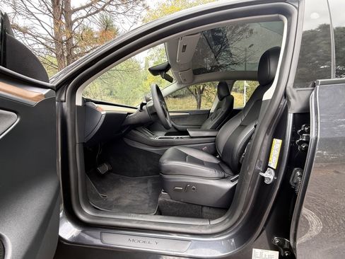 Used 2024 Tesla Model Y Long Range image 10